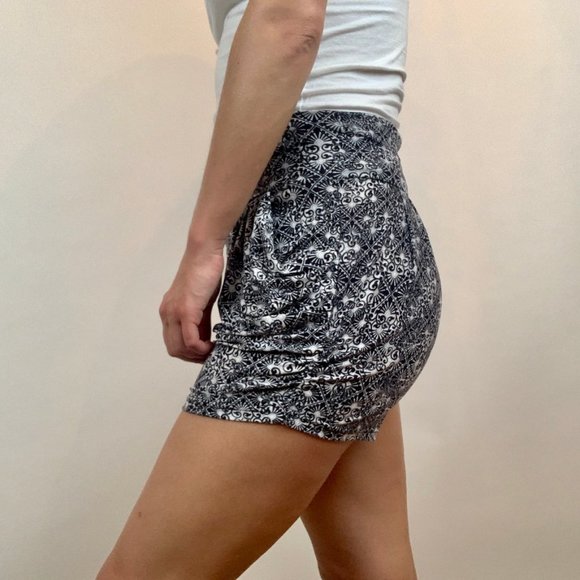 Black and white shorts - Picture 5 of 6